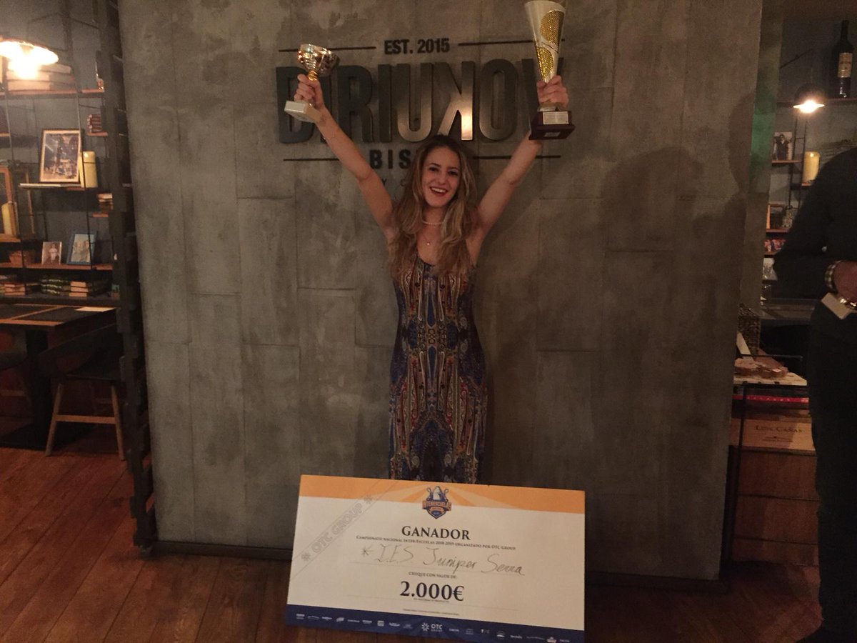 HiT_CIFPJuniper's tweet photo. Margalida Moreno, alumna de segon curs de Direcció en restauració, campiona del III concurs nacional de coctelería Interescuelas OTC Group. La segona edició que guanya un alumna de l'IES Juníper Serra #ensencantacompetir #otcgroup #monin #elquefeimaljuniper https://t.co/wIBGGHo6ja