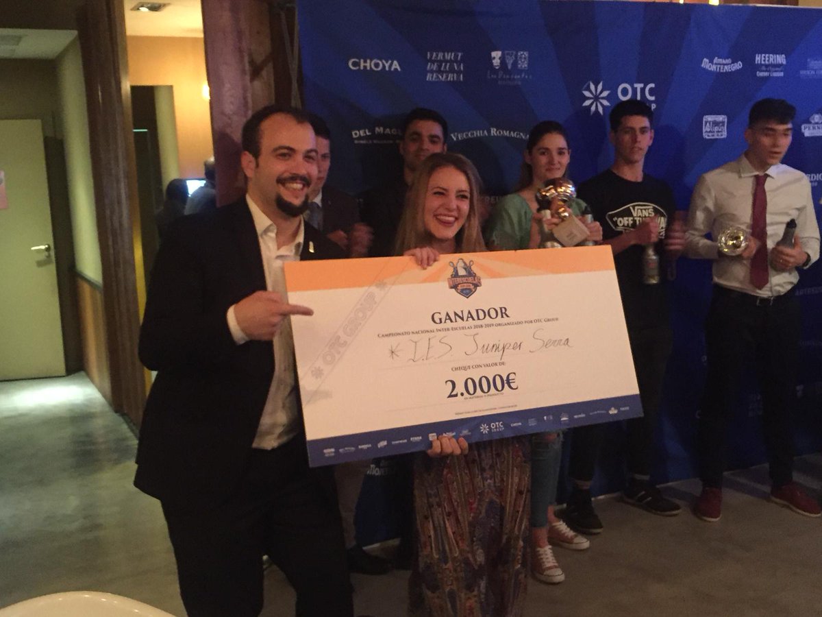 Margalida Moreno, alumna de segon curs de Direcció en restauració, campiona del III concurs nacional de coctelería Interescuelas OTC Group. La segona edició que guanya un alumna de l'IES Juníper Serra #ensencantacompetir #otcgroup #monin #elquefeimaljuniper