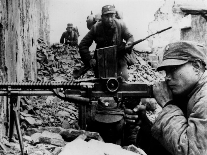 WWII photo Chinese soldier on the ruins of the city with a machine gun ZB v @31