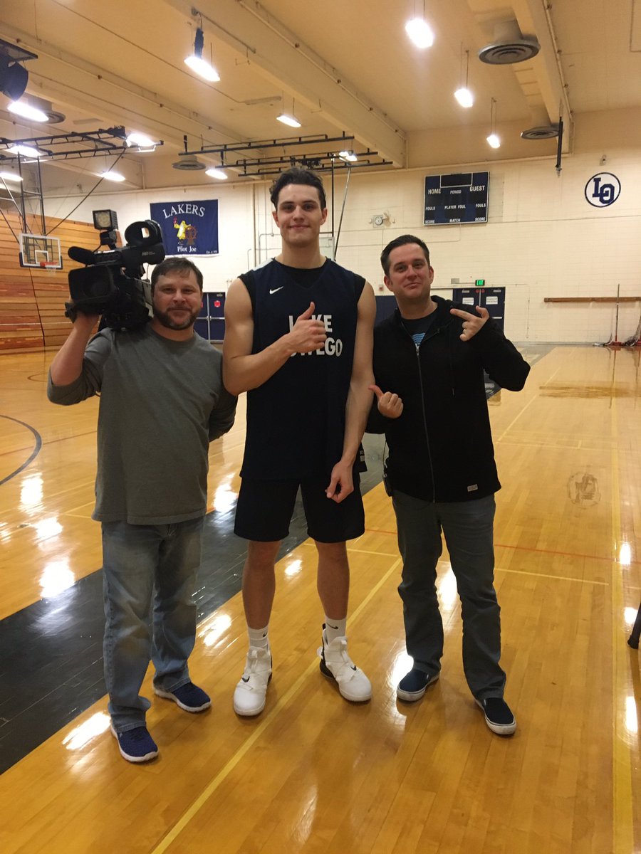 Only one of us in this pic can dunk #BangOut ⚓️