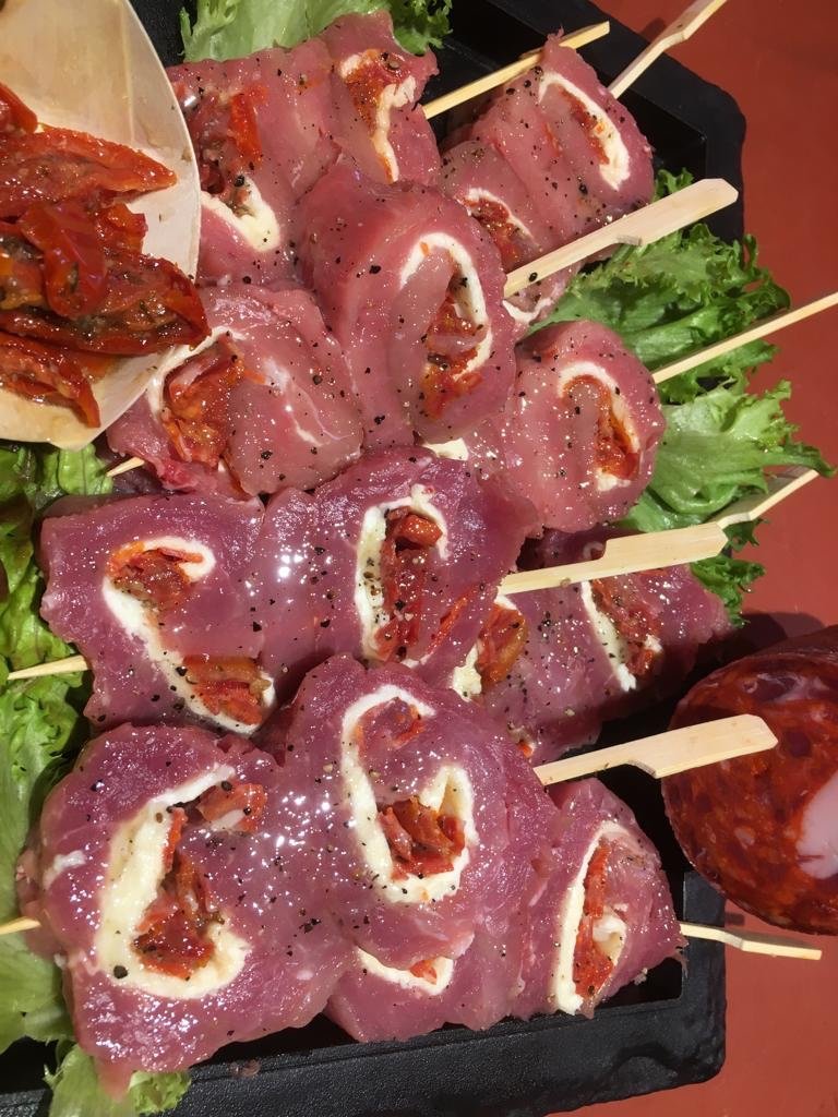 Weekend tip:

Zelfgemaakte lollypops! Stukjes biefstuk met mozzarella en zongedroogde tomaatjes. Een keer iets anders! 

Kom het proeven bij slagerij Reinders in Vershal het Veem op Strijp-S.