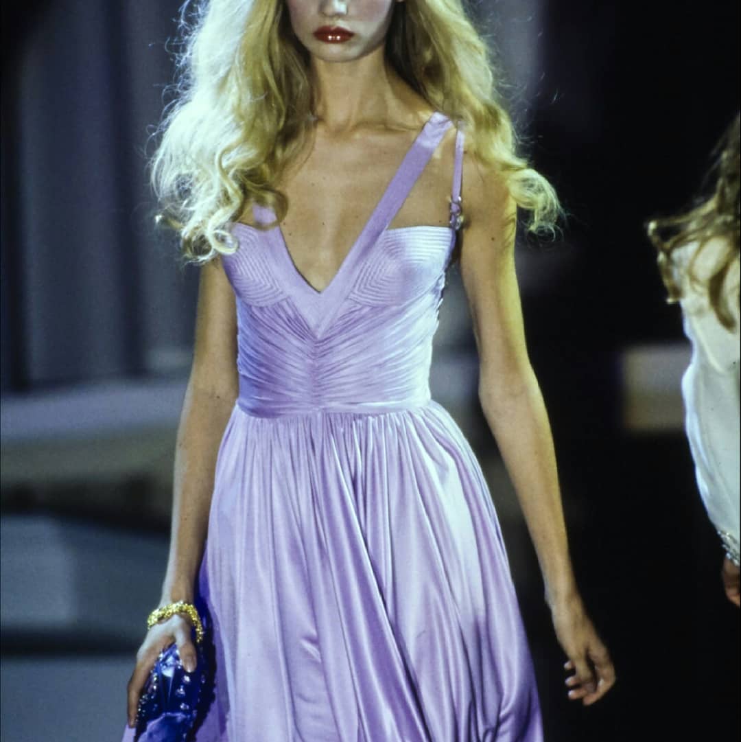 Kirsty Hume and VERSACE spring 1995 rtw
#kirstyhume #versace #fashion #90sfashion #90 #1995 #rtw #dress instagram.com/p/BtVC_GllfDp/…