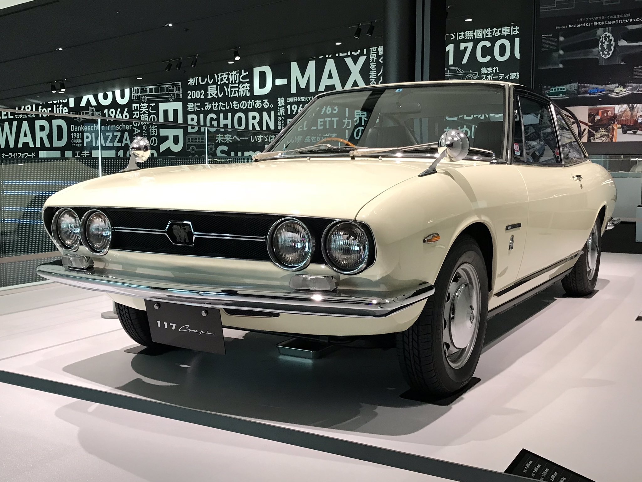 赤メガネ いすゞプラザに保存されてる117クーペ 白い車体と曲線美が美しい T Co C9v0un6vr6 Twitter