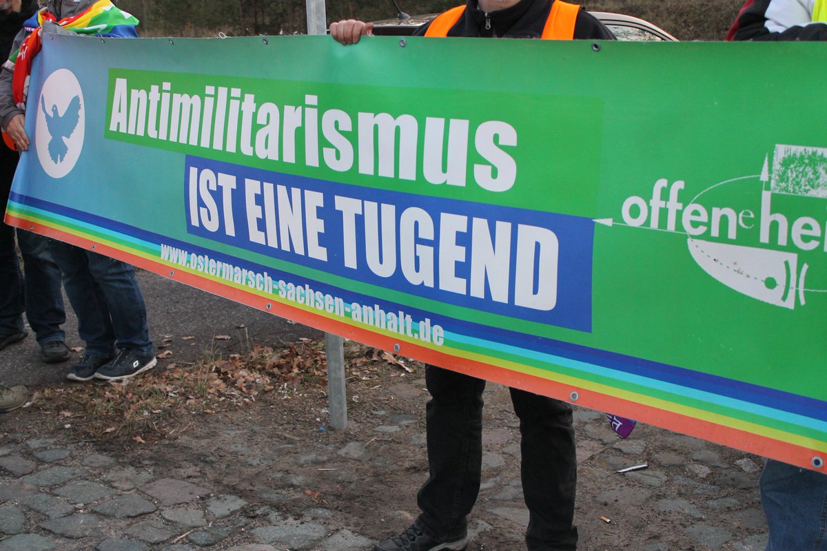 Sigi_Magdeburg_'s tweet photo. 👍#BIoffeneheide vor Einfahrt Clausewitzkaserne,begleitet von je Mensch staatlicher Zuständigkeit pro Teilnehmer*in,schon erstaunlich🧐unser Protest gegen Unterstützung Bundeswehr für US-truppentransporte in das Baltikum war für mehr als 1000 Menschen👈im Berufsverkehr klar... https://t.co/H1ELdkGhha