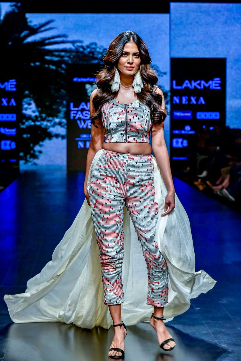 myfashionlady's tweet photo. Lakmé Fashion Week Summer/Resort 2019 Is All Things Gorgeous!
#LFWDay2 #LFWSR19 #LakmeFashionWeek2019 #MalavikaMohanan #poojahegde #yamigautam #FashionLady #EvelynSharma https://t.co/jzntnEHitB https://t.co/CIo2t38c0P