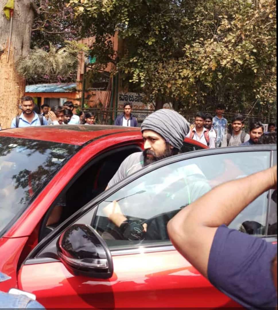 YashTrends's tweet photo. @TheNameIsYash Boss🦁 Today Pic😘 https://t.co/ePwICyjzuL
