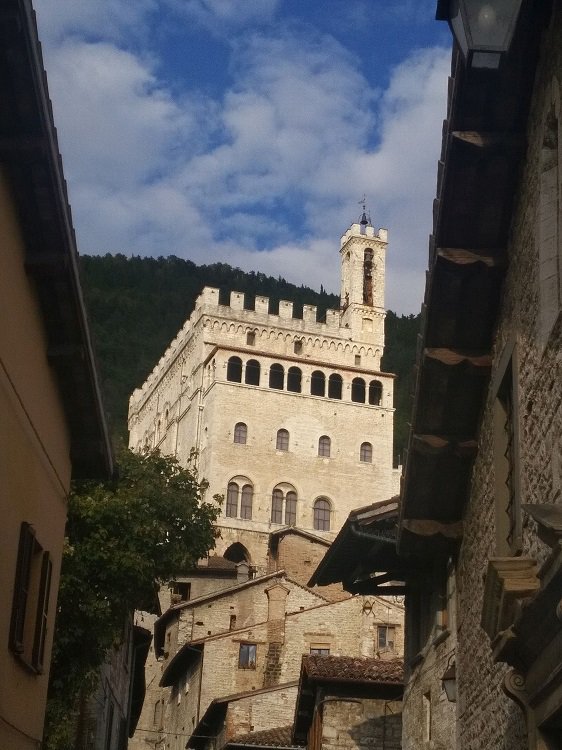 SonoitaliaInfo's tweet photo. In der Region #Umbrien verführt #Gubbio den Besucher mit einem faszinierenden, romantischen Stadtbild. https://t.co/EClyIGsVDF @UmbriaTourism @iliveumbria @UmbriaTurismo @MyUmbria @UmbriaDiscover @CiaoNico https://t.co/N6r9TtBP3Q
