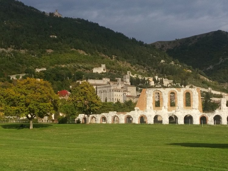 SonoitaliaInfo's tweet photo. In der Region #Umbrien verführt #Gubbio den Besucher mit einem faszinierenden, romantischen Stadtbild. https://t.co/EClyIGsVDF @UmbriaTourism @iliveumbria @UmbriaTurismo @MyUmbria @UmbriaDiscover @CiaoNico https://t.co/N6r9TtBP3Q