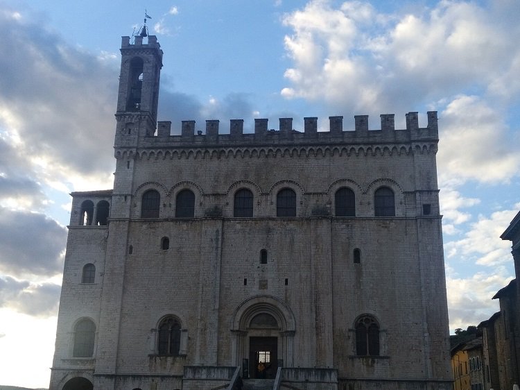 SonoitaliaInfo's tweet photo. In der Region #Umbrien verführt #Gubbio den Besucher mit einem faszinierenden, romantischen Stadtbild. https://t.co/EClyIGsVDF @UmbriaTourism @iliveumbria @UmbriaTurismo @MyUmbria @UmbriaDiscover @CiaoNico https://t.co/N6r9TtBP3Q