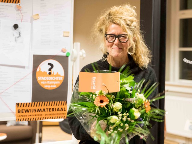 Brigitte Wolthuis is de nieuwe Stadsdichter van Kampen!
Foto: Foto Tennekes 
Lees meer: ow.ly/PIPp30nxpOM
#Stadsdichter De Stadskazerne <a href="/BiebKampen/">Bibliotheek Kampen</a> <a href="/AnnetteSchol1/">AnnetteSchol</a> @IrisBoter <a href="/irving73/">William Hartman</a> <a href="/WimSchluter/">Wim Schluter</a> @basnijhof #poëzie