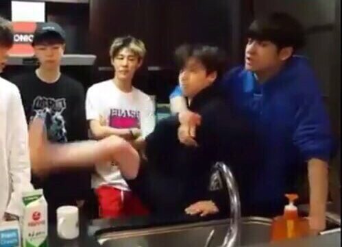 gnanixhamster's tweet photo. #JINHWAN #iKON https://t.co/XE0tRD1yzs