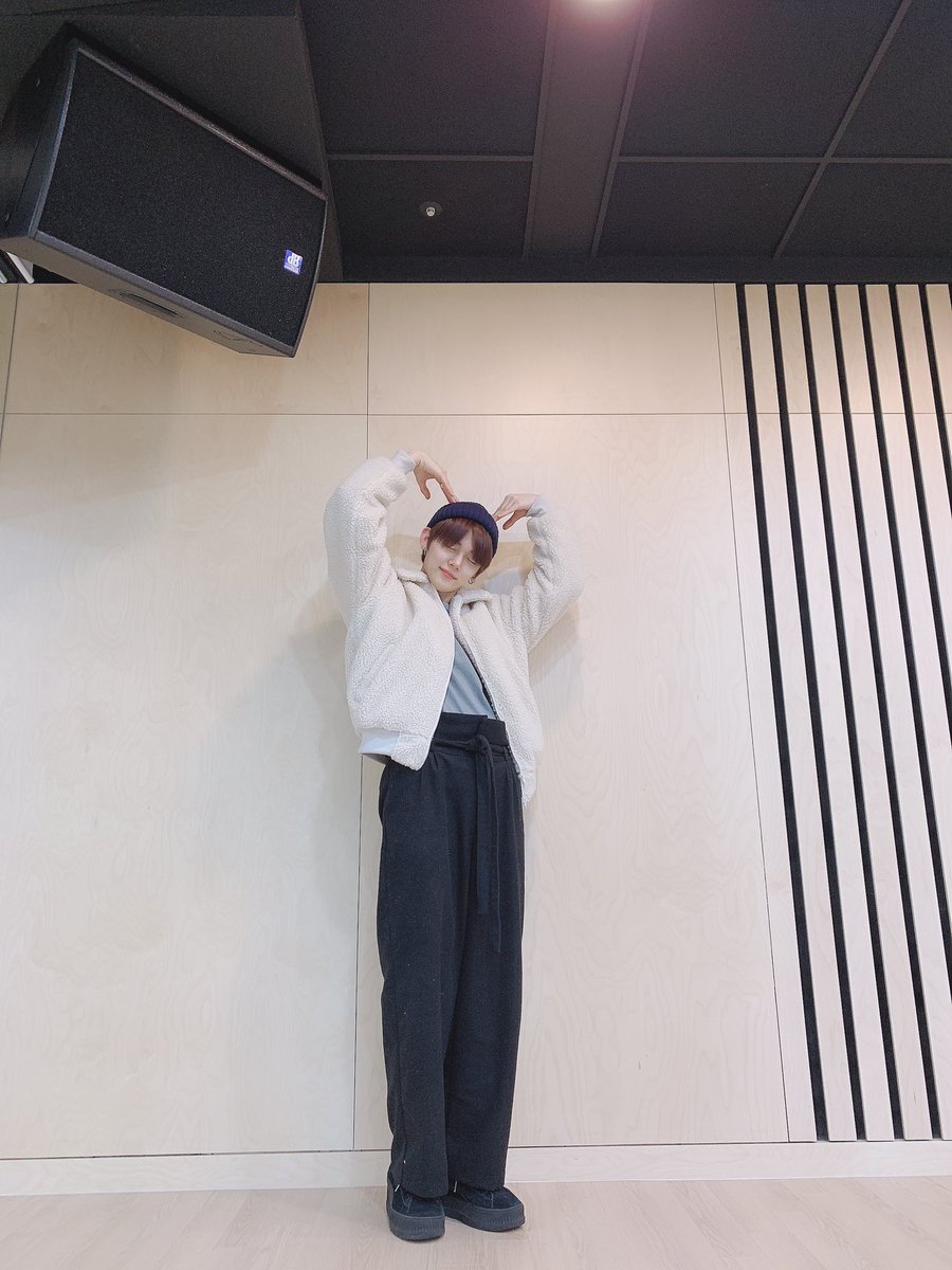 7th_txt's tweet photo. 아 돌겠다 오빠 허리가 왜 거기서 나와 https://t.co/Y6Yr1B4yKc