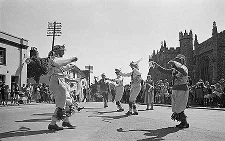 TrevorHaynes575's tweet photo. @shrewsmorris @Richard57307834 @thedoc1304 @littlefabshop @flwrgardengifts @alicetheunique @HilaryHannaford @marciaj64 @MMSMilkPaintUK @jpc268 @Labcold @BohemianBound @TavistockH2014 @PartyonBridgo @BonnyZEEMAN1 @VirginiaKettle1 @karenterry132 @rainey_spinner Good morning and thank you too @shrewsmorris Best wishes from the home of the #MorrisRing π https://t.co/77qDwHLBKR