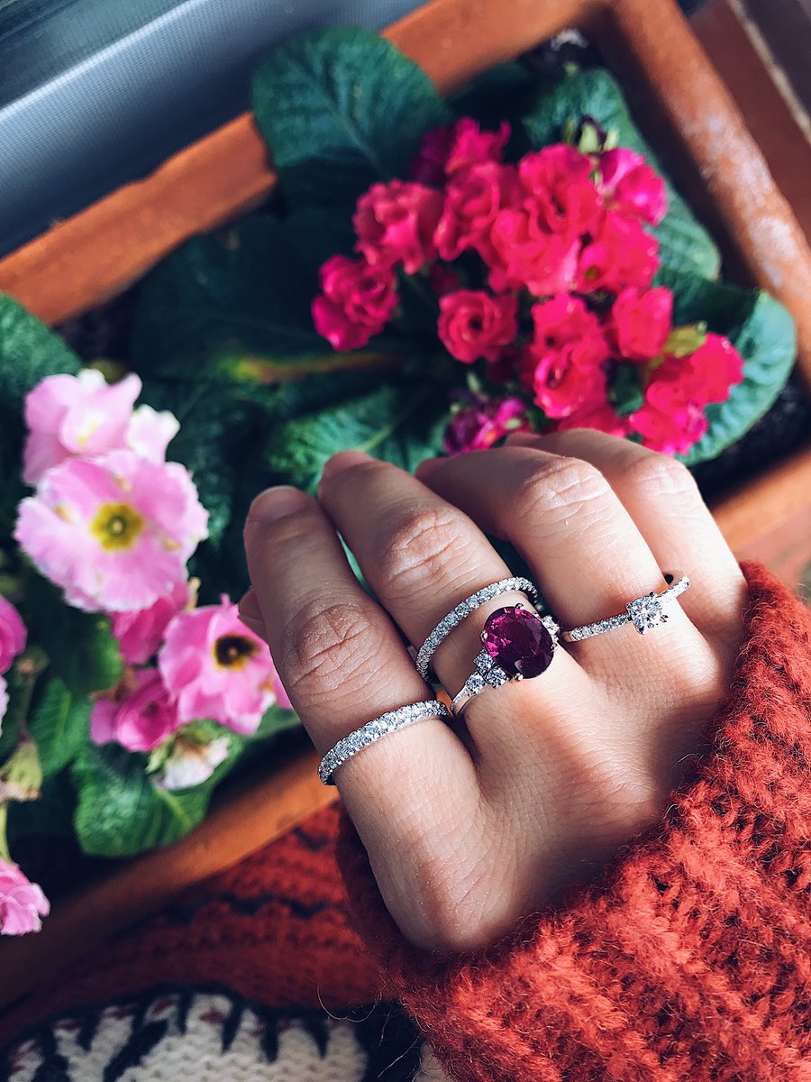 JoieriaMoner's tweet photo. Ready for the weekend 🙌🏼 | Or blanc, diamants i rodolita 💎 | Joies per cada dia i per ocasions especials 😍 - #joieriamoner https://t.co/FxK6pss9Ao