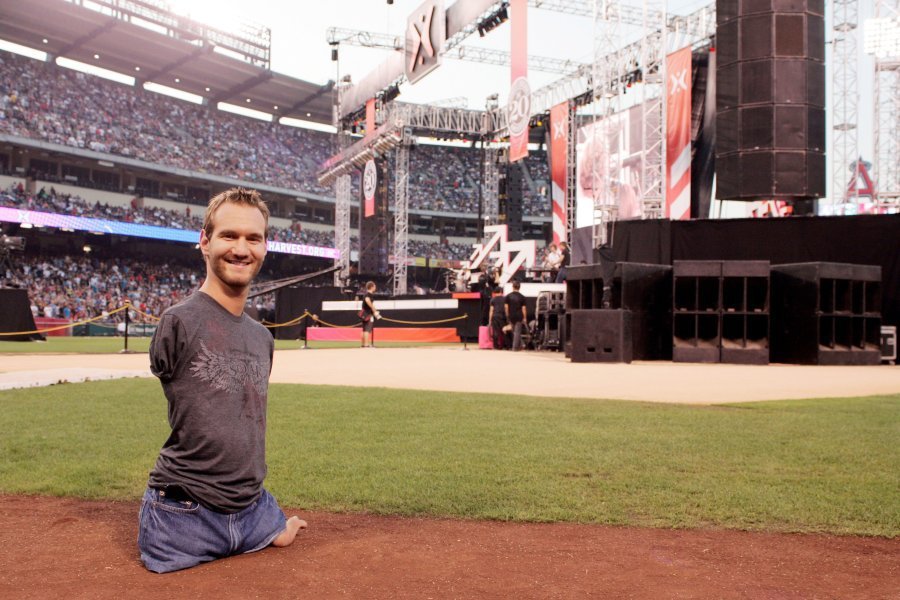 Без наук как без рук картинка. Ник вуйчич серфинг. Загадка без рук без ног на бабу скок. Без чего то как без рук. Без чего то как без рук.