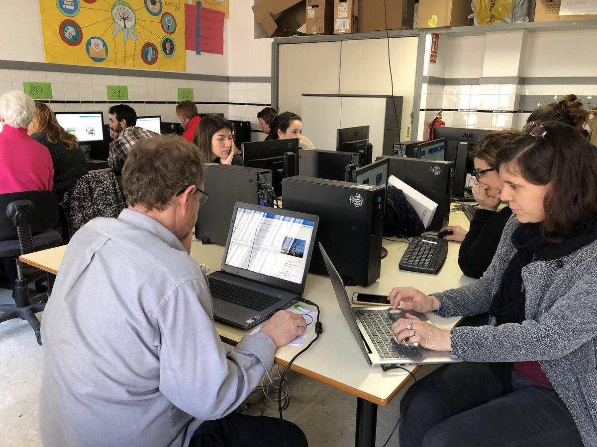 iris_cg_maestra's tweet photo. Els mestres del meu claustre es formen en TICs, els ensenye a fer les seus apps amb @samsungforeducation @TICs @Educacioprimaria @Educacioinfantil https://t.co/HYdLjnMenA