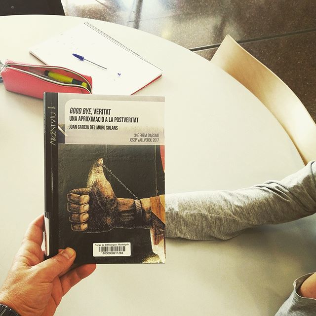 bibliotequesSBD's tweet photo. Avui els joves de la #bibliodelaserra ens recomanen amb aquest #bookfacefriday un llibre de filosofia d’en Joan Garcia del Muro: “Si prefereixo creure allò que m’agrada, el llenguatge perd el seu valor i se’n ressenteix la democràcia”.
.
#librariesofinst… https://t.co/X1dL6Pb2fn https://t.co/RBycFUP7PH