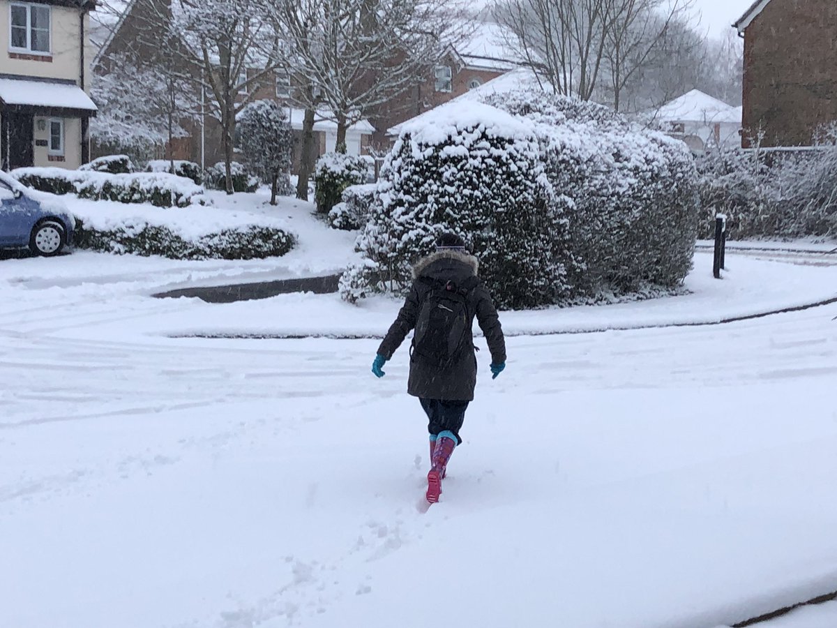 benhen555's tweet image. This is my wife going to work. She’s a #nurse and despite the #snow, she’s still going to visit patients, albeit on foot. The #NHS is bloody lucky to have the thousands of people who will be doing the same thing this morning. #snowday #cantstopanurse  #committed