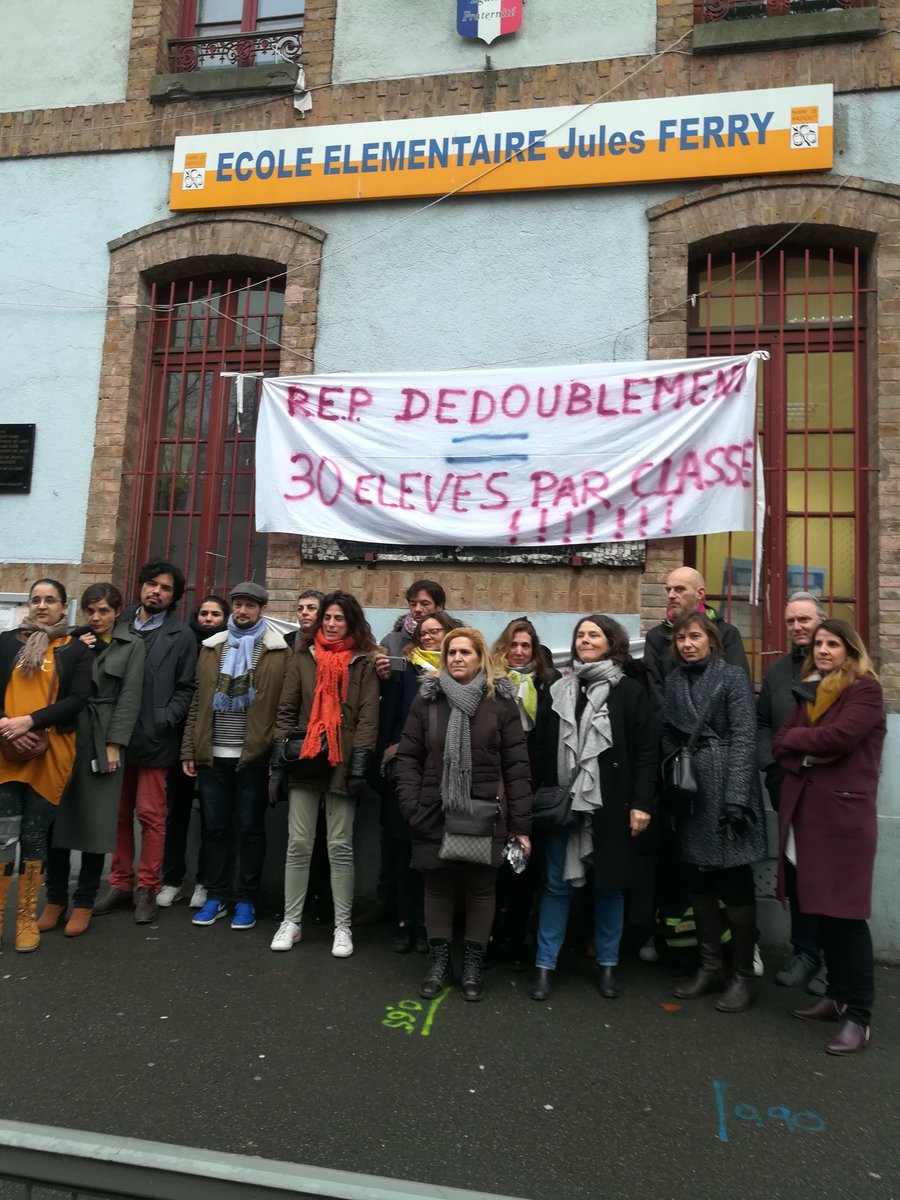 CaroDiasInno's tweet photo. Une trentaine de parents se sont mobilisés au pied levé. Mais nous serons plus si il le faut ! @LeParisien_93 @humanite_fr @franceinter @franceinfo @libe https://t.co/UQaD3HNr3o