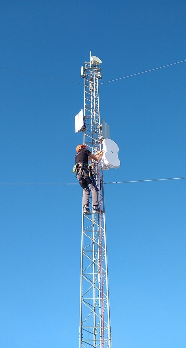 sudomesh's tweet image. an historic day: we finally mounted our gear on the @internetarchive&apos;s tower in richmond! only took five years to get here - #freewifi for all!