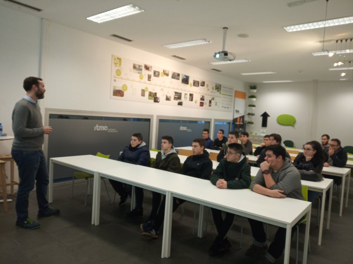 AvilesCon's tweet photo. Hoy los protagonistas de #descubreelcentrodelacero son los alumnos del bachillerato científico del  IES #ladeva. Solo hay una chica, tenemos que seguir trabajando en #StemFemenino  @IdonialT  @AytoAviles @cecurtidora #Isladelainnovacion https://t.co/o2bSG3I8VR