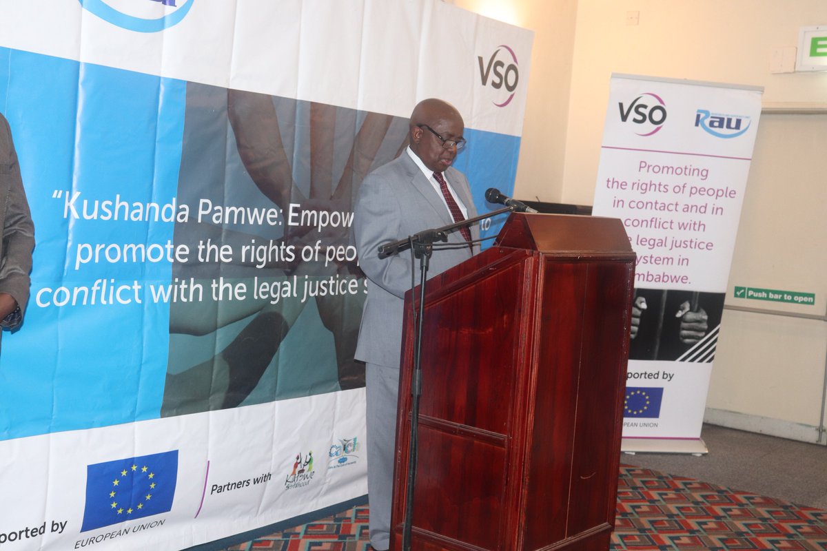 VSOZimbabwe's tweet photo. ZPCS Commissioner General Maj Gen (Rtd) P W Zimondi giving a reciprocation message at a media engagement meeting this morning at Holiday Inn. @VsoZimbabwe . He emphasised the need for a strong working relationship between the media and ZPCS
#KushandaPamwe supported by @euinzim https://t.co/6B5kS2taY9