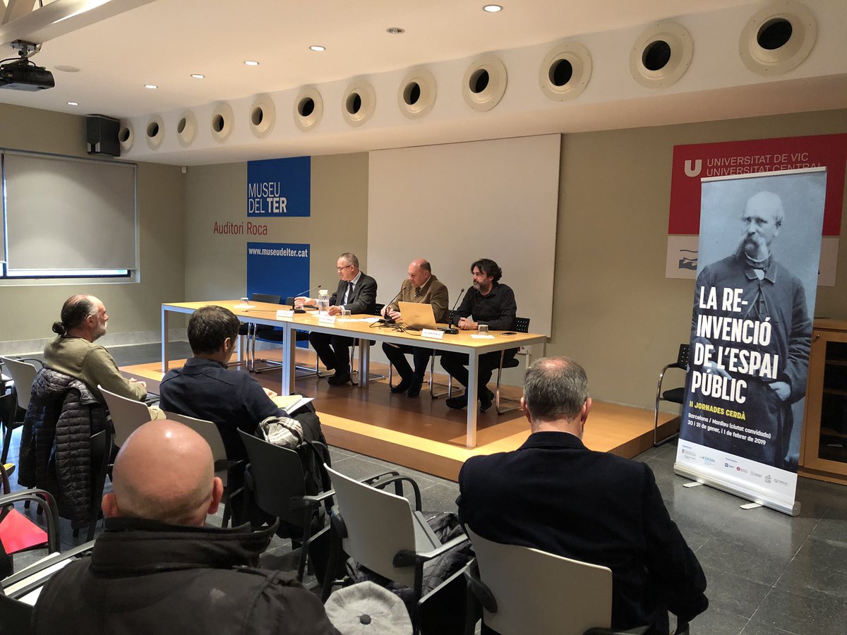 Comença el tercer dia de les <a href="/JornadesCerda/">Jornades Cerdà</a> S’han traslladat de Barcelona a #Manlleu per continuar amb el debat entre l’espai públic i privat al territori. <a href="/GramUB/">GRAM</a> <a href="/GH_UB/">Facultat de Geografia i Història UB</a>