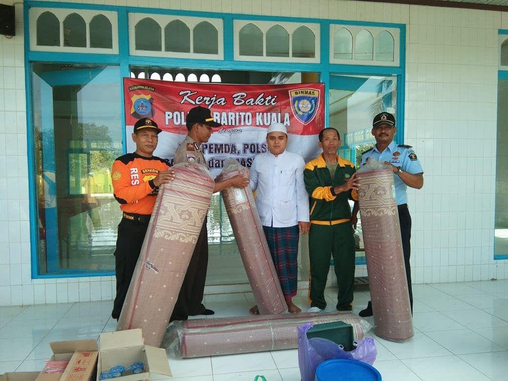 senkompusat's tweet photo. Pelaksanaan Kegiatan Kepolisian Yang Ditingkatkan  (KKYD)  Polres Barito Kuala berlangsung sukses &amp; mendapatkan dukungan masyarakat, aparat pemerintah, TNI, Pori, Satpol PP, pelajar, santri &amp;  Senkom Mitra Polri 
@DivHumas_Polri
@BatolaSenkom 
@kodam_mlw https://t.co/wnAd6RsmaL