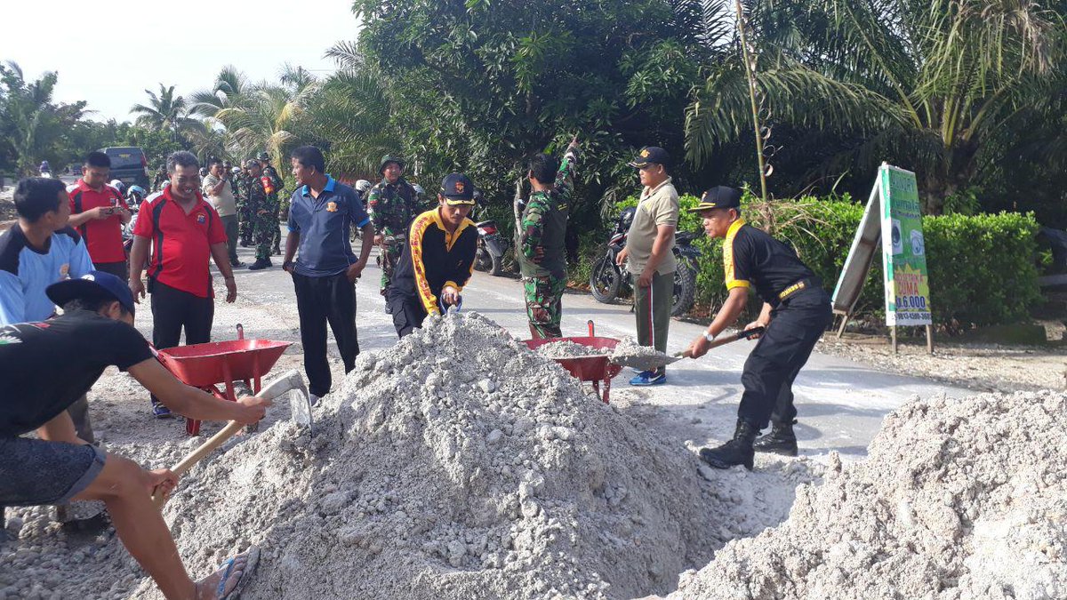 senkompusat's tweet photo. Pelaksanaan Kegiatan Kepolisian Yang Ditingkatkan  (KKYD)  Polres Barito Kuala berlangsung sukses &amp; mendapatkan dukungan masyarakat, aparat pemerintah, TNI, Pori, Satpol PP, pelajar, santri &amp;  Senkom Mitra Polri 
@DivHumas_Polri
@BatolaSenkom 
@kodam_mlw https://t.co/wnAd6RsmaL