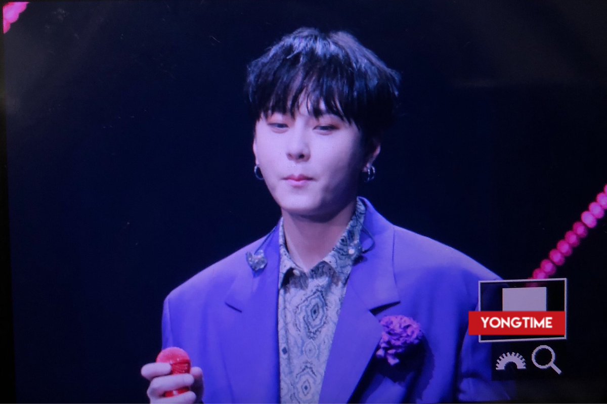 190201 #하이라이트 #용준형
울오빠 보라색 완전 찰떡💜💜💜💜💜 오늘 공연 진~~짜 재밌고 행복했고,,, 렬루 짬에서나오는 바이브가 아티스트도 팬도 미쳤던(? 역대급 콘서트 아닐리가요~~~