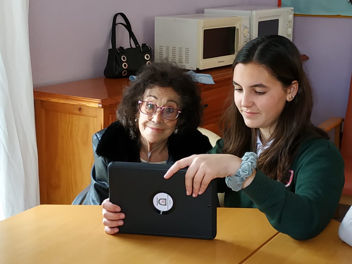 CELosRosales's tweet photo. Dar un poco de ti para recibir mucho más. Nuestros alumnos siguen disfrutando de las actividades con ancianos. #somoslosrosales #seaprendeloquesevive #proyectoipad #ipads @NewhealthF https://t.co/dJiUfyC9D7