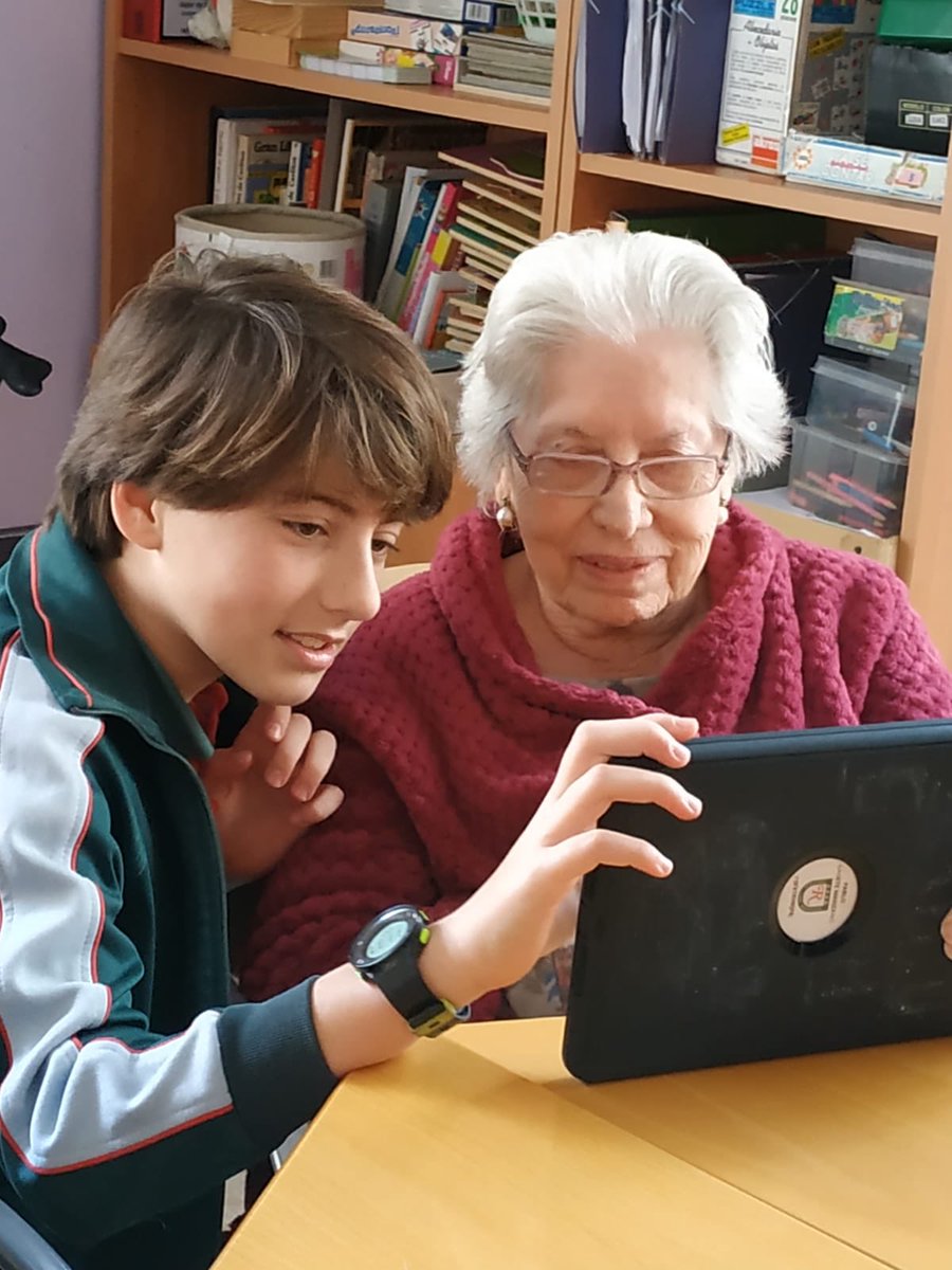 CELosRosales's tweet photo. Dar un poco de ti para recibir mucho más. Nuestros alumnos siguen disfrutando de las actividades con ancianos. #somoslosrosales #seaprendeloquesevive #proyectoipad #ipads @NewhealthF https://t.co/dJiUfyC9D7
