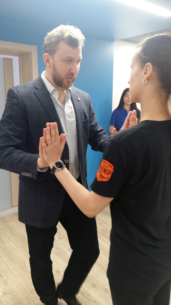 Директор Центра Леонид Тарасов на двухдневном семинаре  заметил, что волонтеры – это не собственность. Эти люди изначально приходят в общественные организации и инклюзивные коллективы с желанием делать доброе. Если нет сопереживания, человеку будет трудно помогать другим.