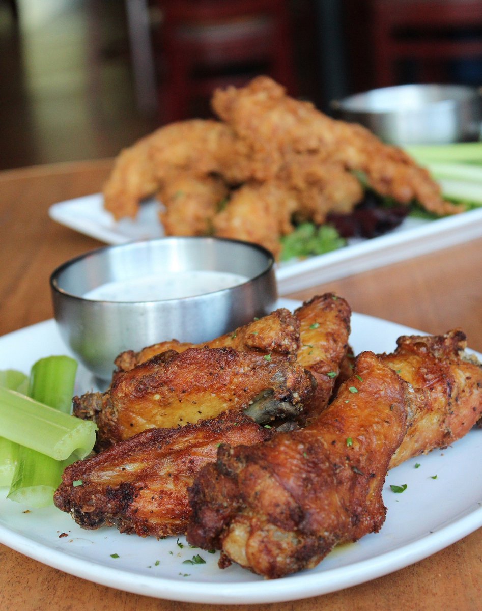 TonyCsSportsBar's tweet photo. It’s not football without wings! #TonyCs has the perfect game day fare to keep you fueled during the #SuperBowl this Sunday. Load up on nachos, warm pretzels, burgers & more. Complete your meal with a cold beer – we have over 40 on tap including local craft favorites! https://t.co/ECGqIu2xMi