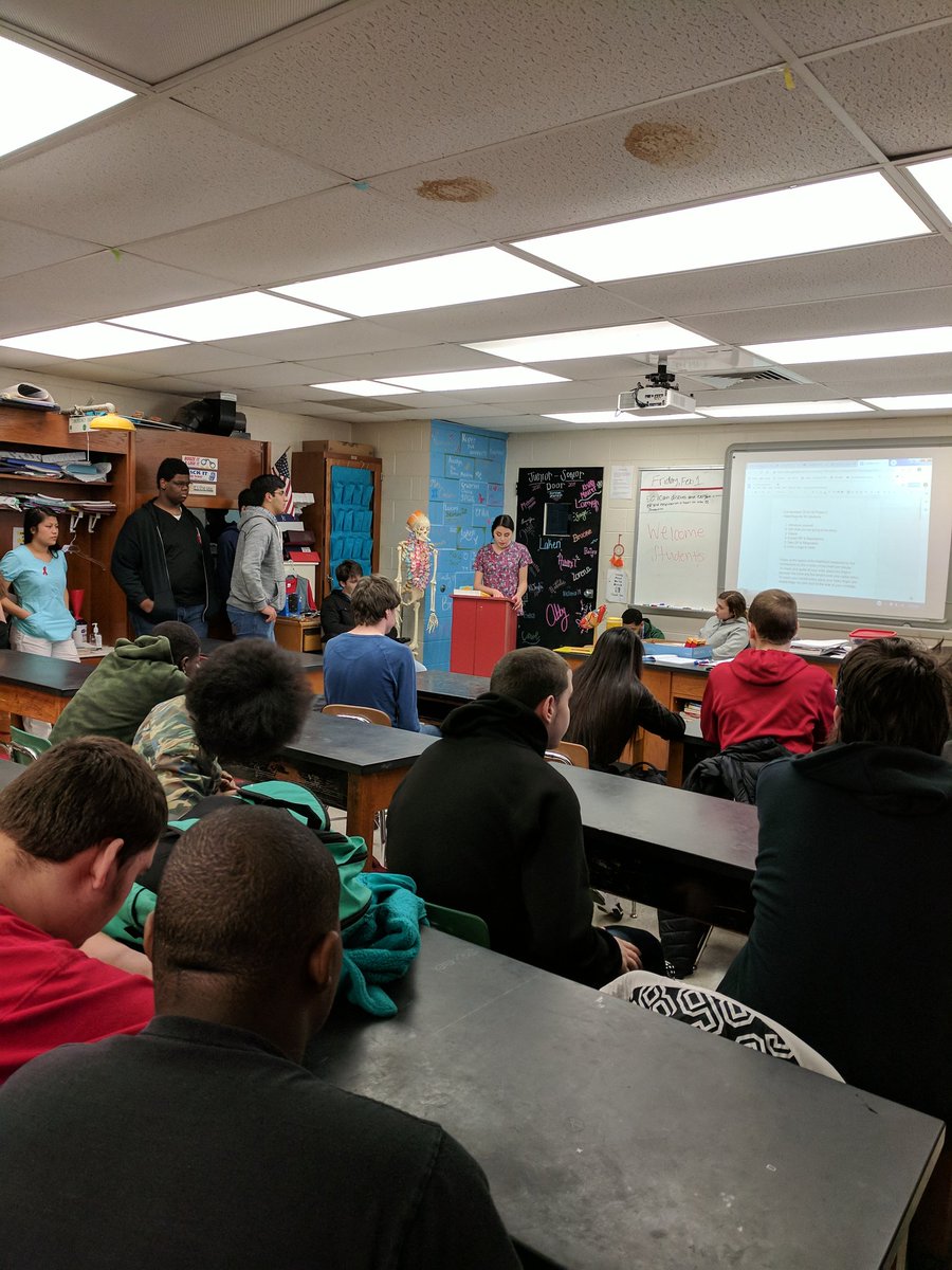 kimberleyt7727's tweet photo. Teachers collaborating on a lesson. Health science students teaching about the heart and lungs.
#coreprop2 #MHSpanthers @RyanDMoody1 https://t.co/4Un9qwaLCy