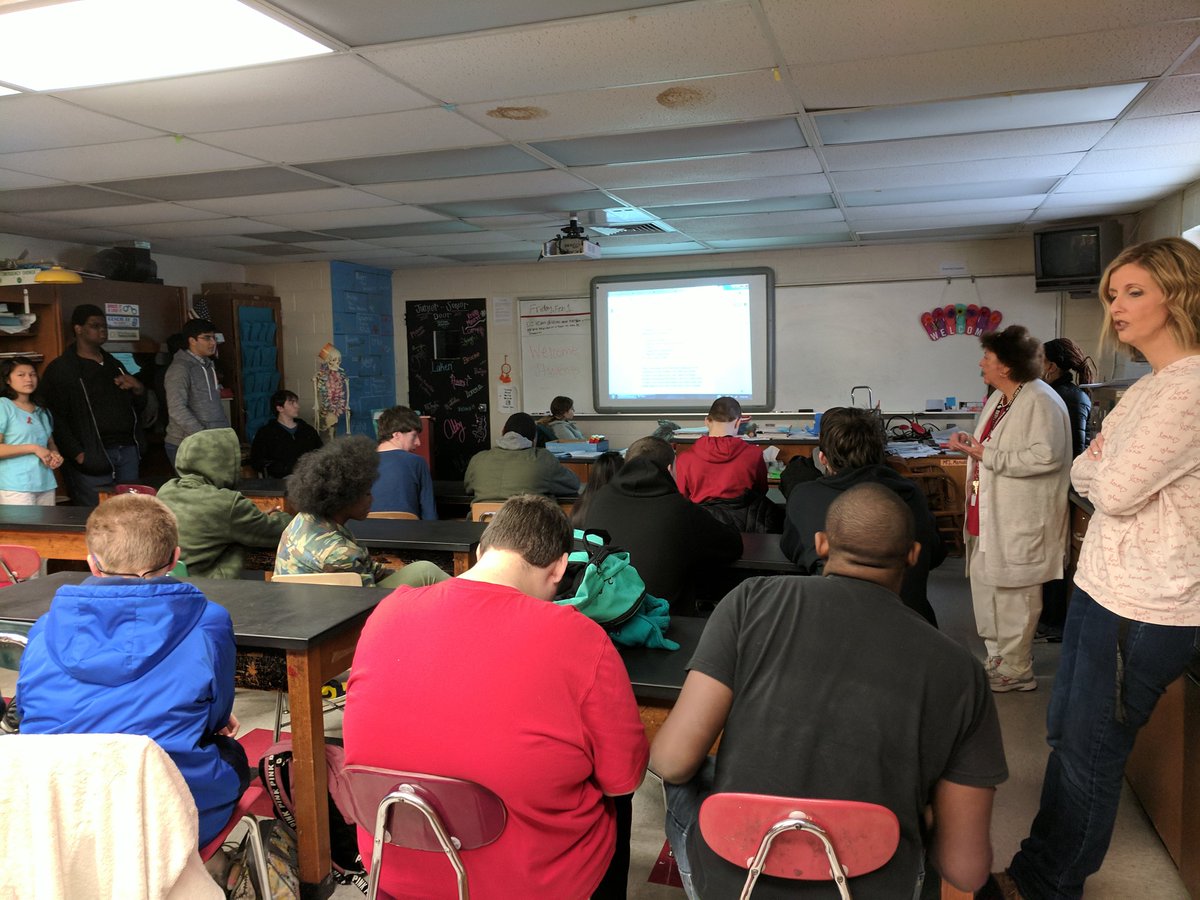 kimberleyt7727's tweet photo. Teachers collaborating on a lesson. Health science students teaching about the heart and lungs.
#coreprop2 #MHSpanthers @RyanDMoody1 https://t.co/4Un9qwaLCy