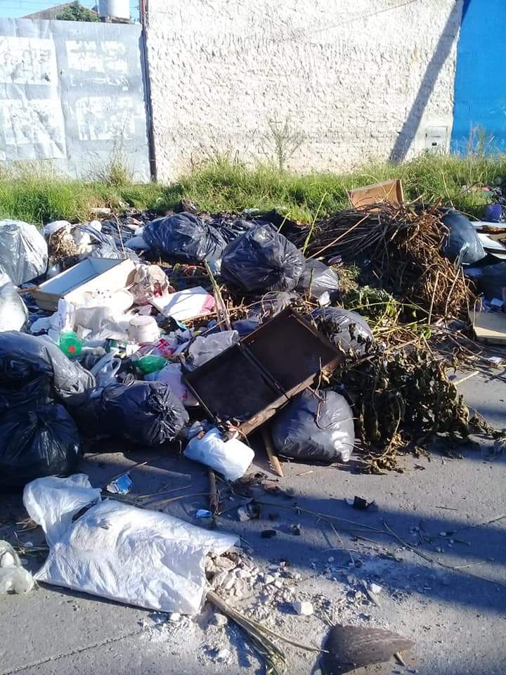 QuilmesLimpio's tweet photo. ♻️Vecinos De Quilmes Denuncia
Hola esto está pasando en islas Malvins y 388 está tapando la basura la calle hay ratas olor nauseabundo. En cualquier momento ya se va poder pasar x está patrullando más de la mitad de la calle, queremos q la Municipalidad limpie no se puede seguir. https://t.co/orS30MTX77