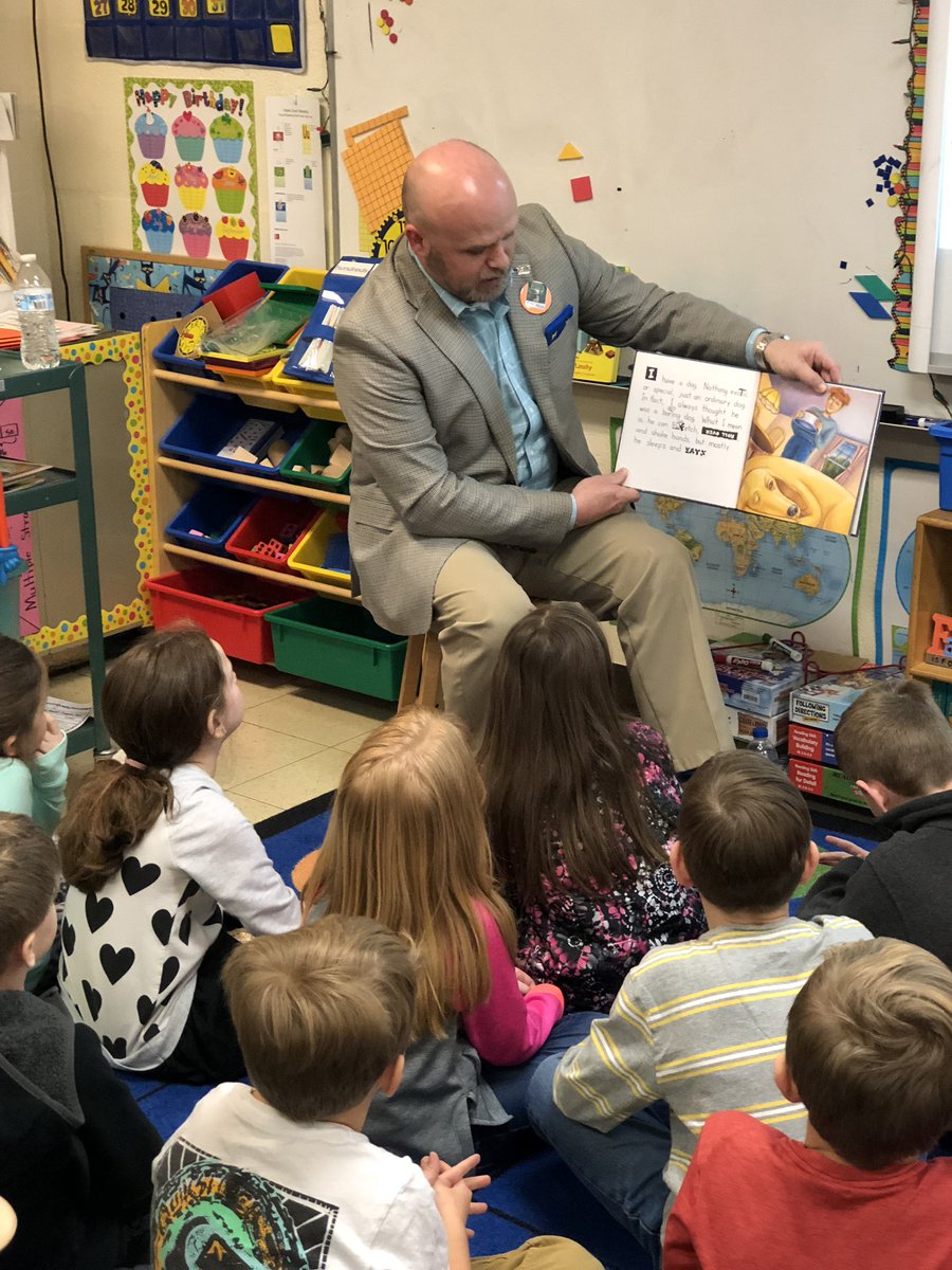 ChristiW2nd's tweet photo. Our class Welcomes Mr. Sammy Rich, our City Manager, in honor of Read Across America Day! Thank you so much for taking time out of your busy day to come and read to us! @GlenwoodPrimary #ATribeBegins @SammyRichRMG @CityOfRomeGa https://t.co/Jp1kjbX9F1