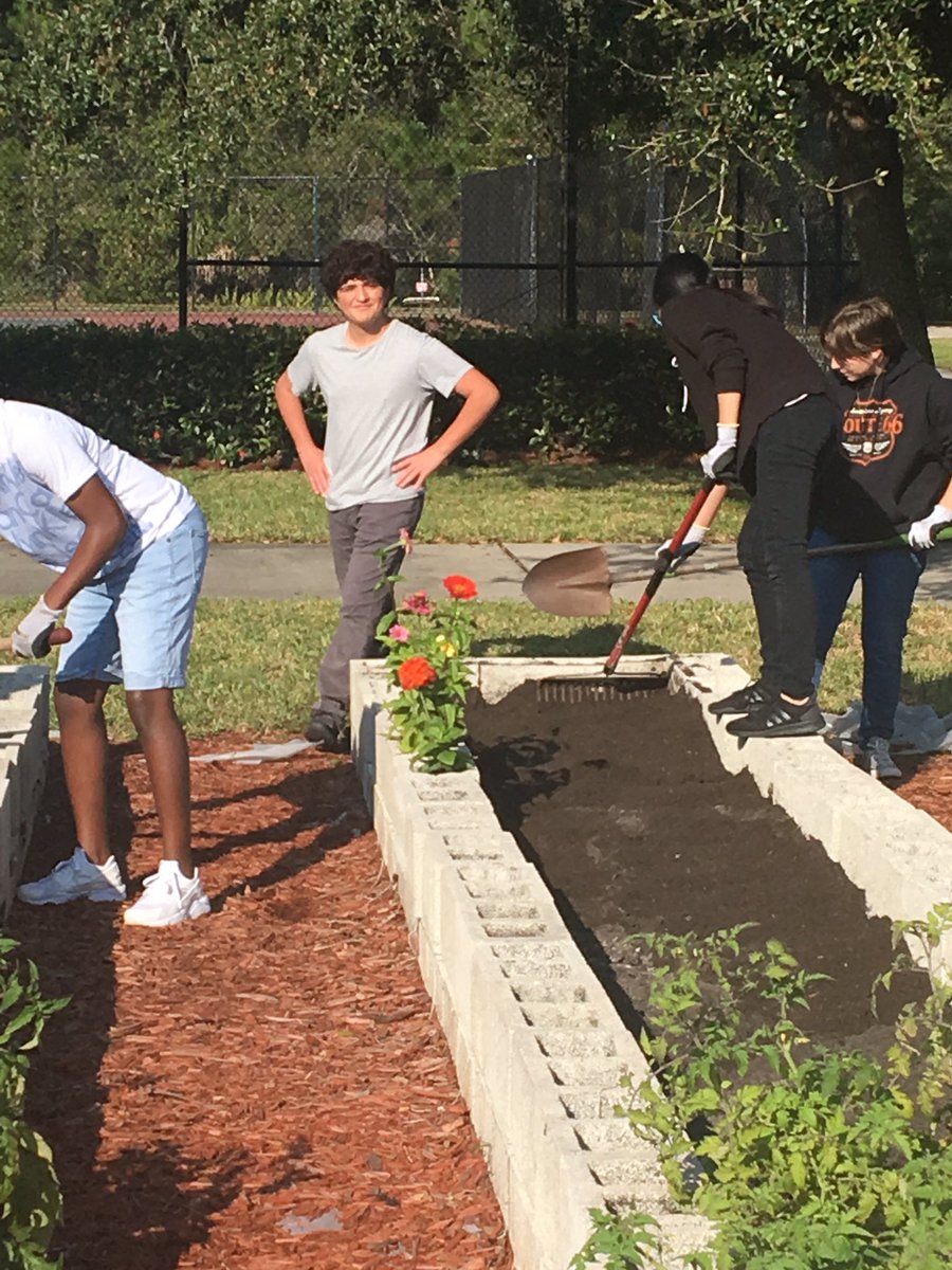 FSWC_Charlotte's tweet photo. Sutton’s Horticulture class busy in the gardens today. #iwantsalsa https://t.co/1Q9Xog8WOv