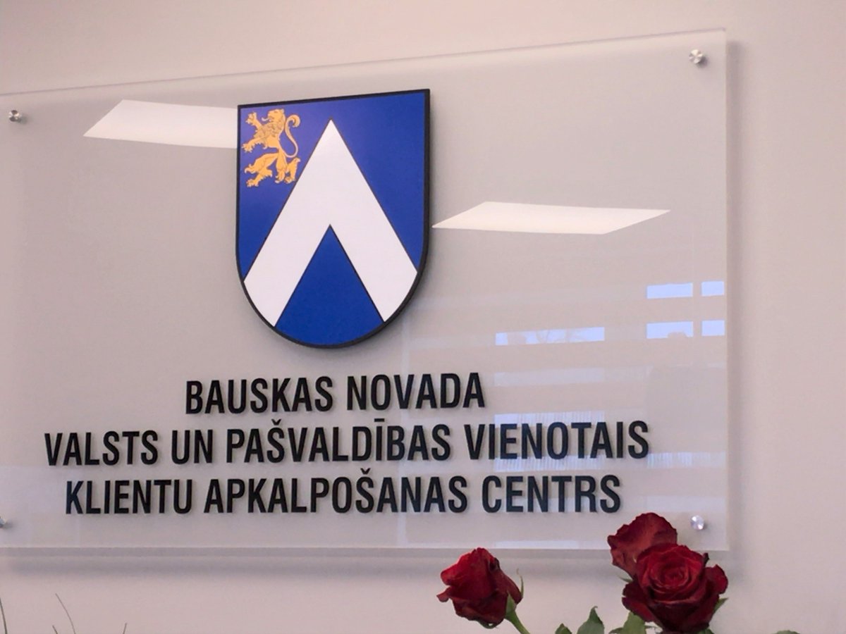 Bauskas novadā <a href="/VARAM_Latvija/">VARAM 🇺🇦</a> parlamentārais sekretārs <a href="/ArtursToms/">Artūrs Toms Plešs</a> kopā ar Bauskas domes priekšsēdētāju Arnoldu Jātnieku atklāja valsts un pašvaldības vienoto klientu apkalpošanas centru. 
➡️goo.gl/WNMyGm