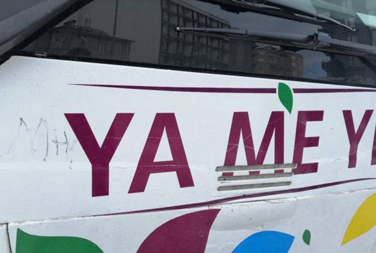 webiz_'s tweet photo. Van’da HDP’nin seçim otobüsüne saldırı
✔️Haberin tamamı:https://t.co/KiOtV0BB8p https://t.co/YlmruOQNGA