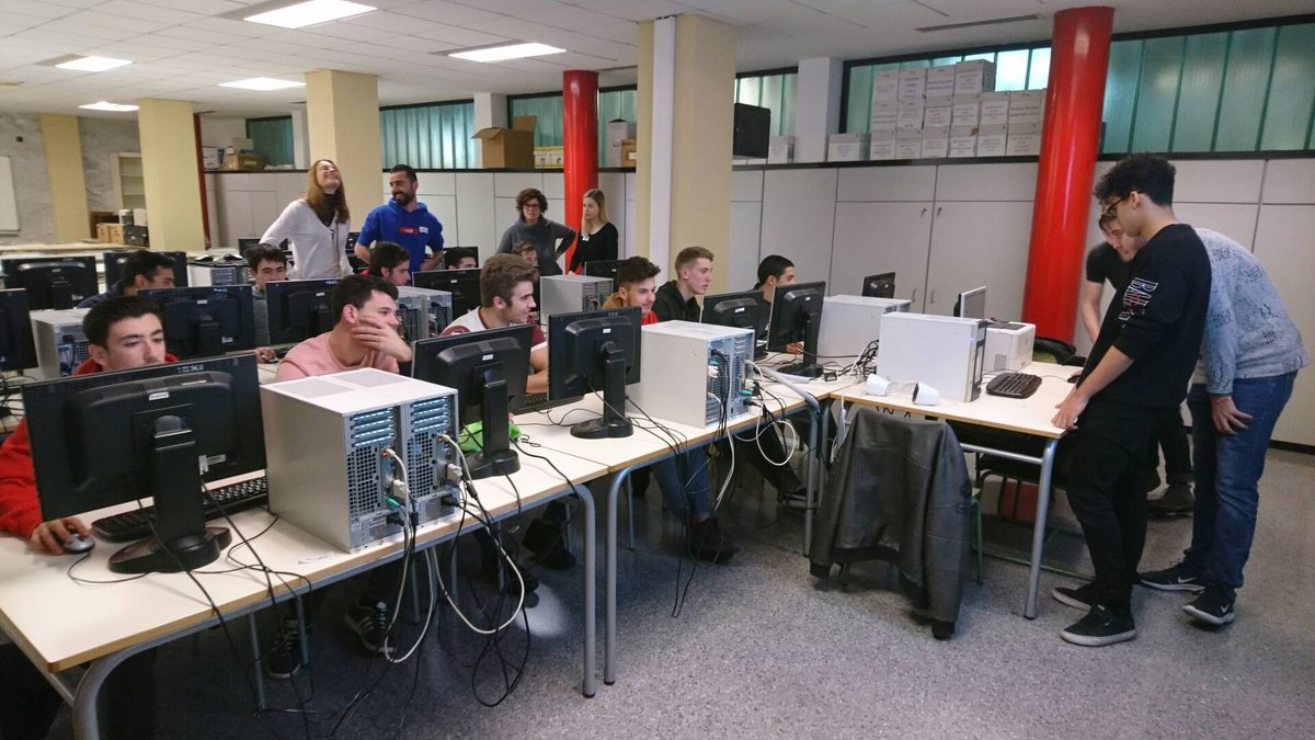 ProjectVITAE's tweet photo. Visitors doing the activities made by our students. Our students in the teacher's role. #Erasmus #fp https://t.co/jNhVZ3NIOk