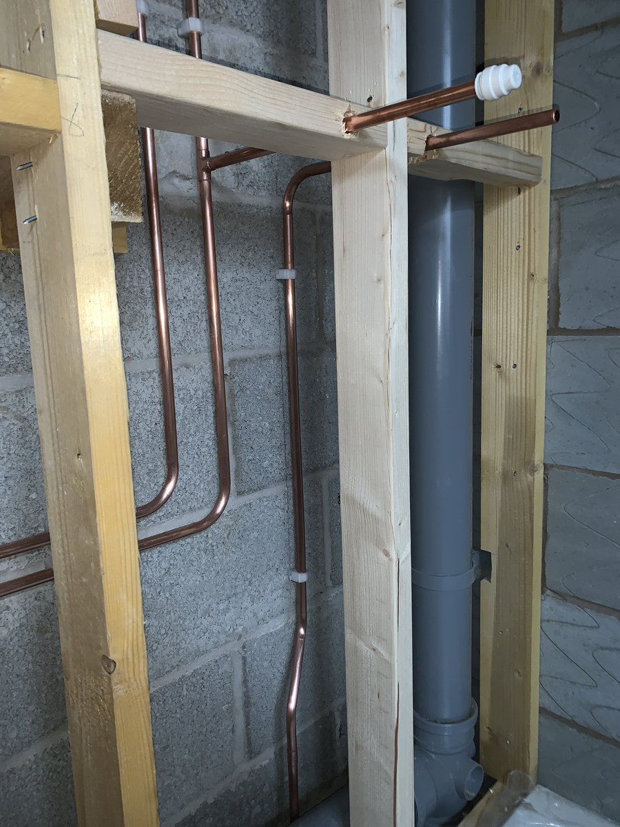 RedBlueLtd's tweet image. One of our young engineers Reece showing off his bending skills for a bathroom 1st fix this morning!! @Graham_Merchant @plumberparts #plumbproud #plumbing #1stfix #cleanbutnotseen