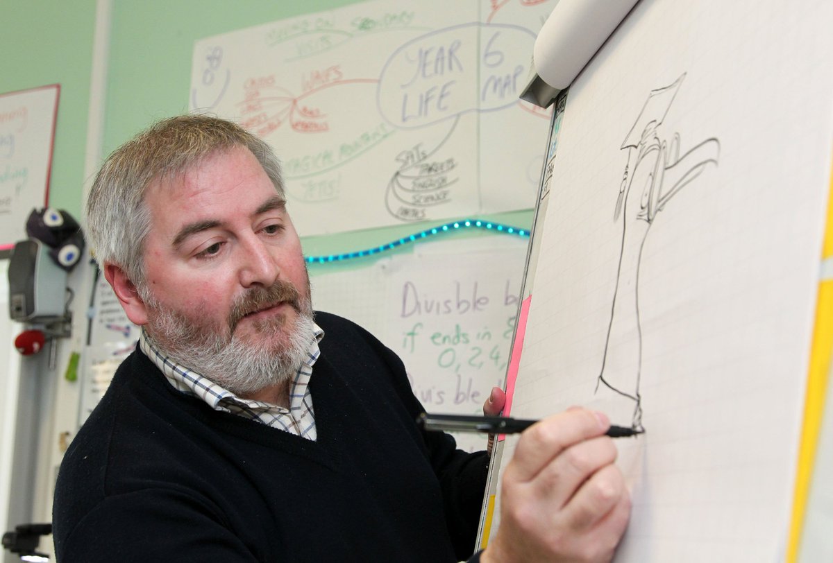 uniofbrighton's tweet image. We are delighted to announce that illustrator, author and alumnus Chris Riddell (@chrisriddell50) will be honoured at our Winter Graduation ceremony @BrightonCentre next week 🎓✏️ 

More than 2000 students from 72 countries will graduate. Read more: bit.ly/2t3EteB