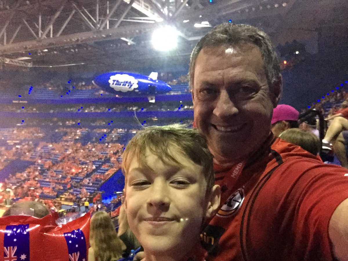 Roddles71's tweet photo. #thriftyairselfie https://t.co/98sEfmyoVN