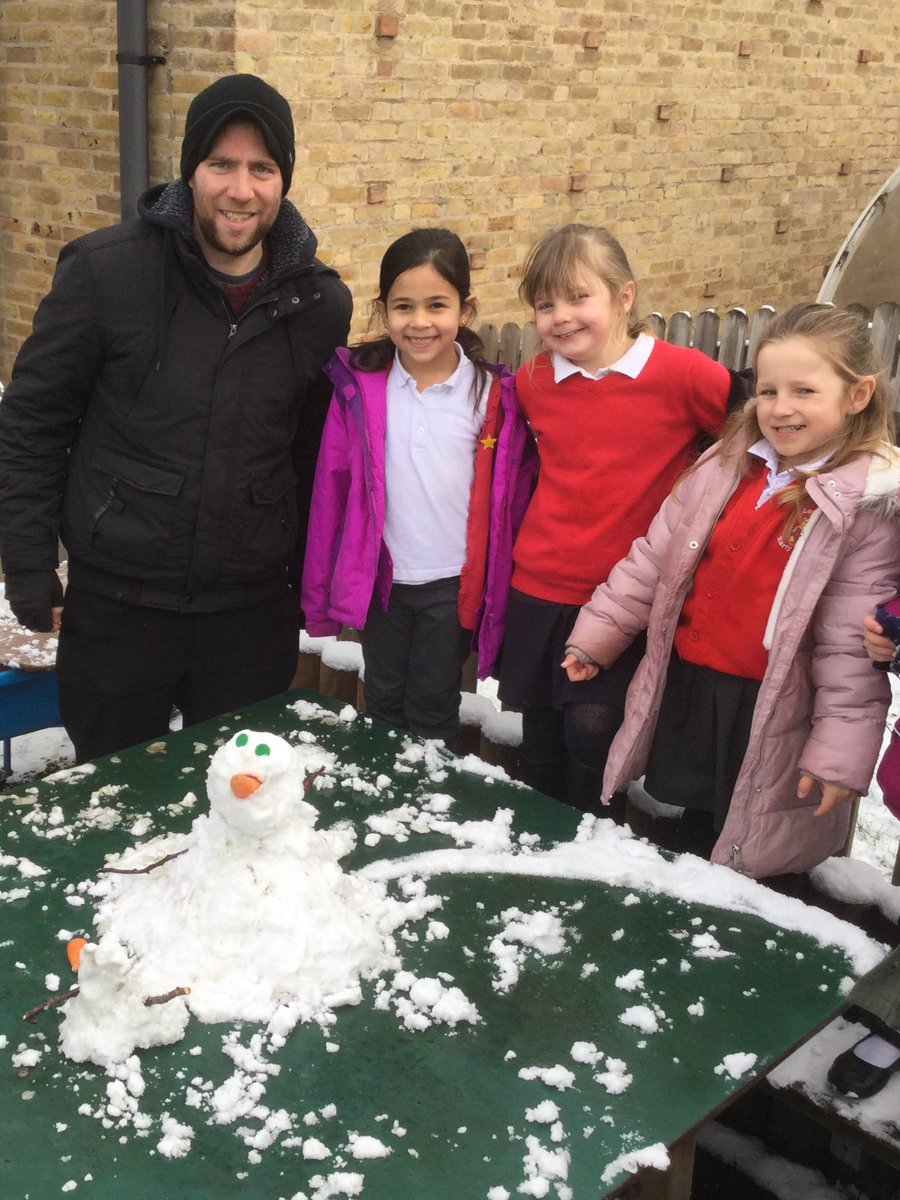 stlaws_KS1's tweet photo. Meet Frosty Year 1's snowman. ☃️☃️☃️ https://t.co/B9GGjH6Gim