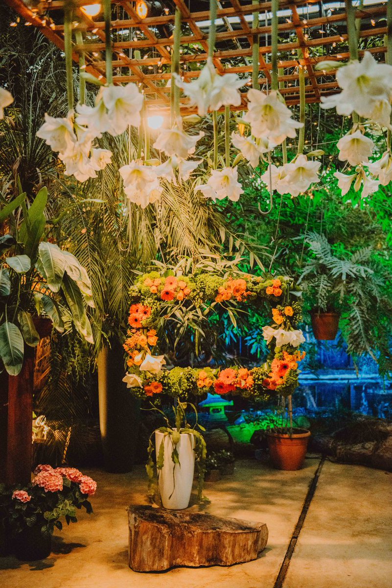 How to make #nature even more beautiful? Put a #frame around it! 
Our #floral #designer loves making these eye-catching #photo frames, matching the color scheme of your event.
