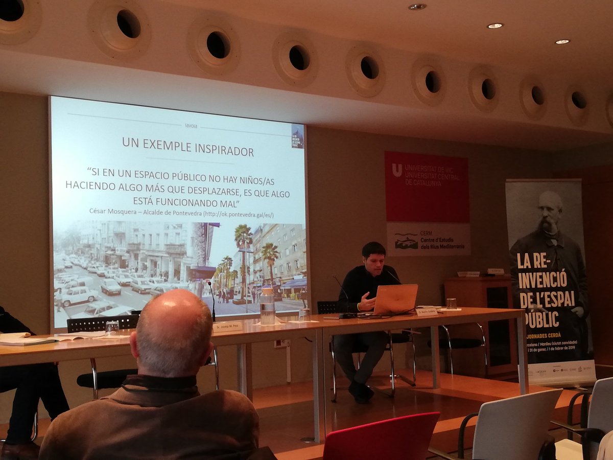 Nacho Guilera (@Lavola1981) ha reflexionat sobre el concepte d'#espaipúblic saludable, tot presentant diferents projectes i transformacions urbanes #JornadesCerdà #urbanisme #sostenibilitat #Mediambient