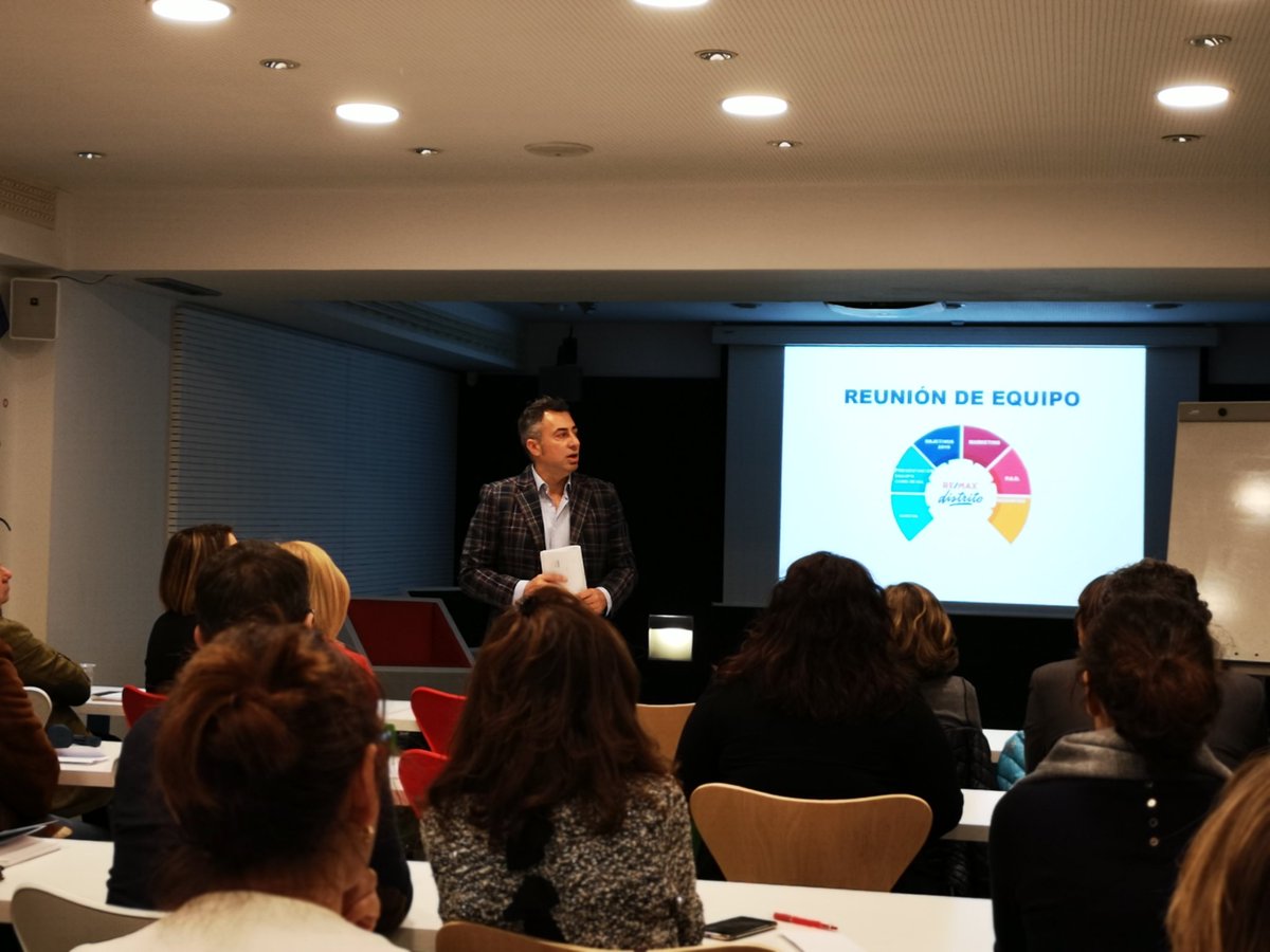 ivangonzalezag's tweet photo. Lo bueno de trabajar en equipo es que todos aprendemos de todos. Me encanta mi trabajo y compartirlo con ellos. @RemaxDistrito https://t.co/F29VcLoJxE