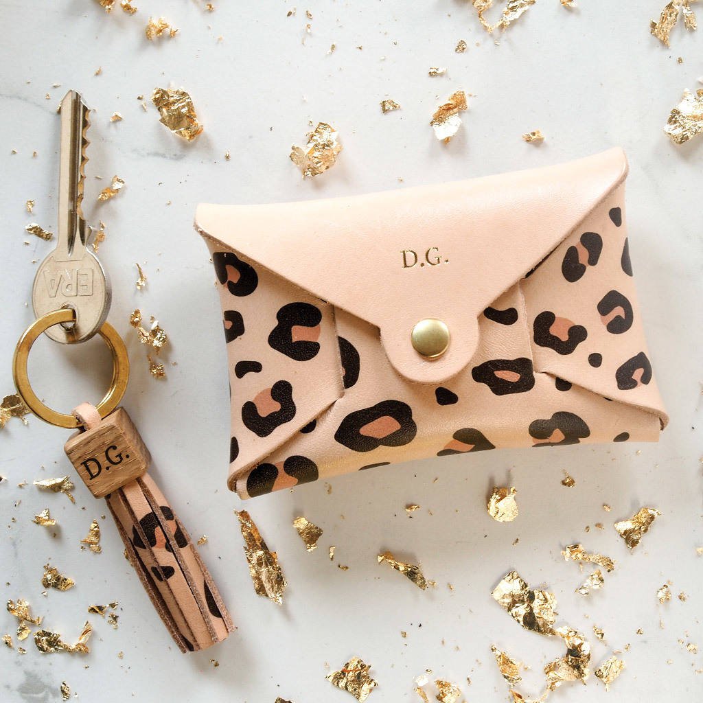 theguide_uk's tweet image. Think beyond the norm this year and shop for alternative Valentine's Day presents from these brilliant curious gift sites inc this personalised leather coin purse and keyring set from @CreateGiftLove #valentinesdaygifts bit.ly/2RYBLpI